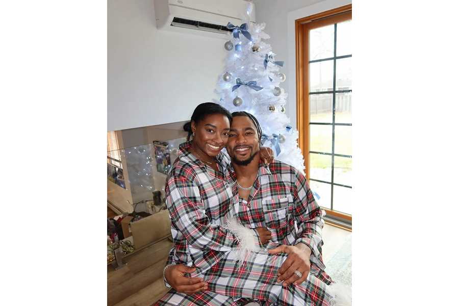 Simone Biles kissed husband