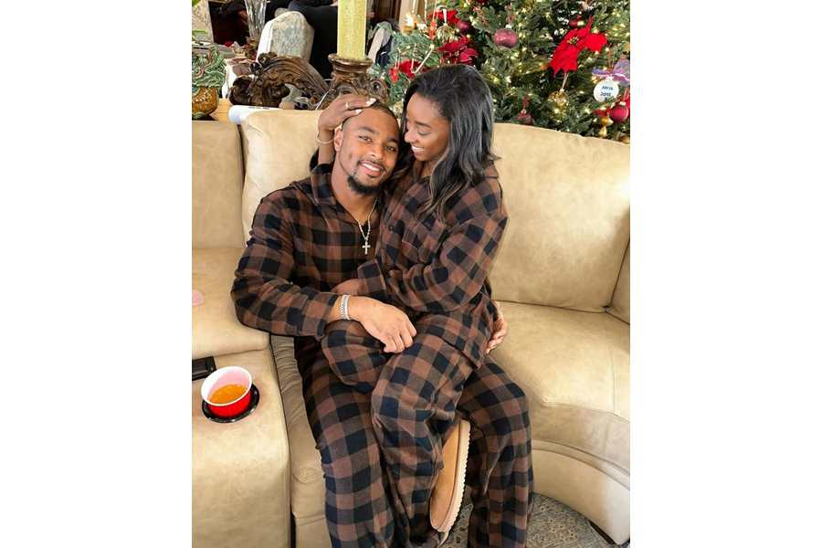 Simone Biles kissed husband