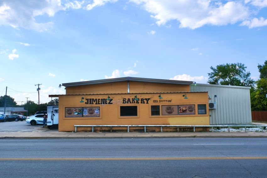El Siete Mares moved into a larger space at 1915 Dutton Avenue in 1999. The building is now occupied by Jimenez Bakery. 