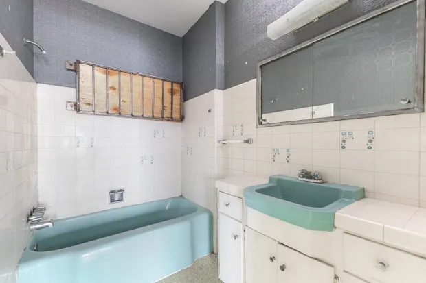 A vintage bathtub and sink in the bathroom at 894...