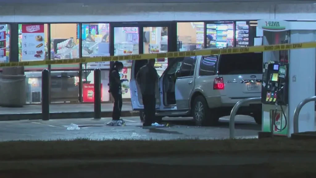 APD-investigating-homicide-near-convenience-store.jpg