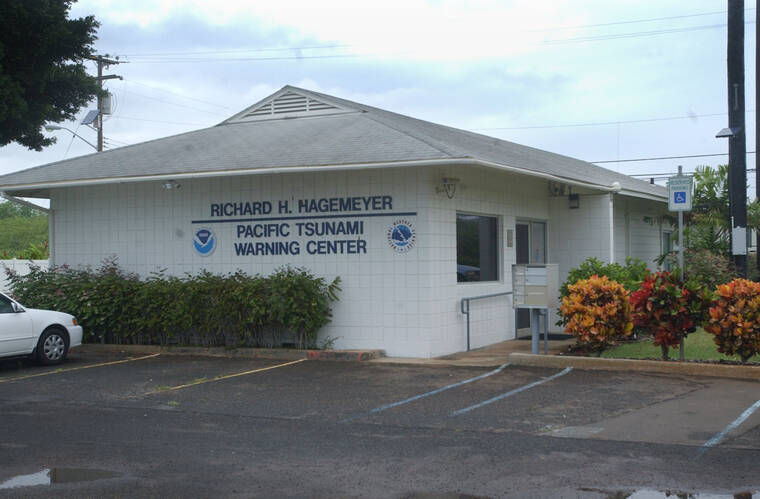 2004, December, 27_CTY Tsunami 08_at the Pacific Tsunami Warning Center in Ewa Beach, along Fort Weaver Road.
Honolulu Star Bulletin photo by FL Morris