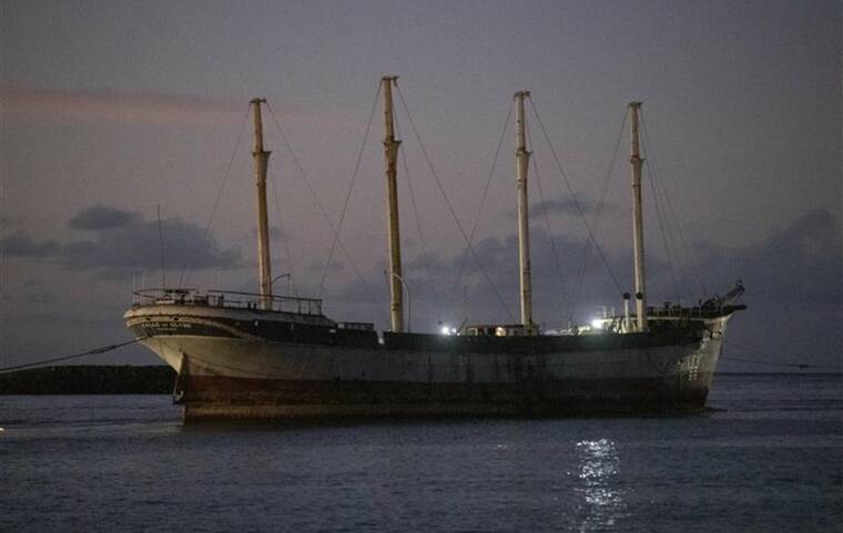 GEORGE F. LEE / GLEE@STARADVERTISER.COM
The four-masted full-rigged Falls of Clyde departed Honolulu Harbor for the last time today. The former U.S. National Historic Monument was destined to be sunk in the waters off Oahu after decades of controversy over her fate.