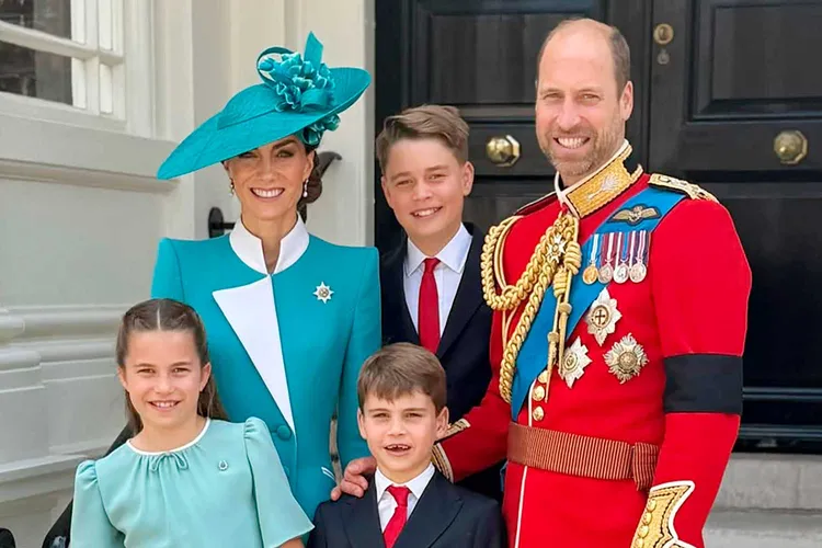 Prince-William-and-Kate-Middleton-Family-Photo-100625-7713f7856cda4ba881c7aa5b8407e06a (1)